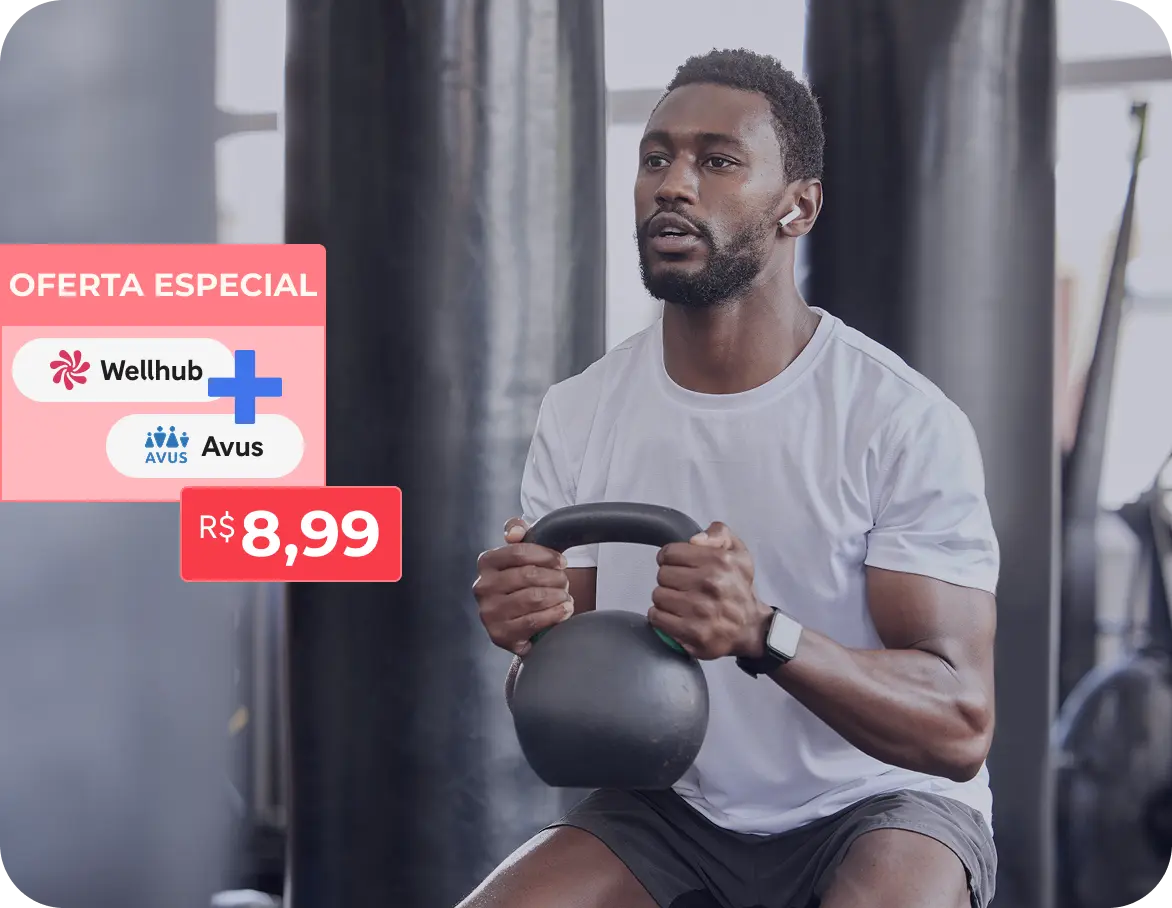 Uma mulher feliz praticando Yoga, destacando os benefícios Wellhub, Starbem, Avus e Dasa