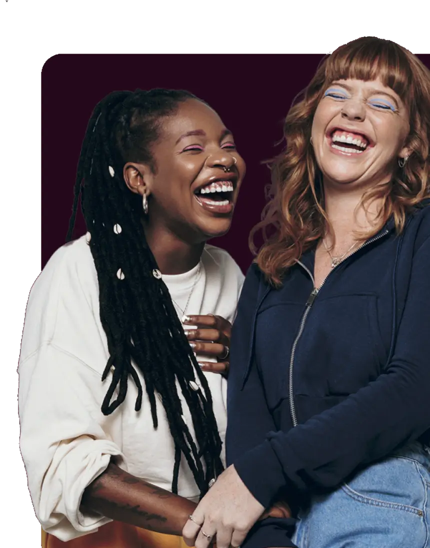 Duas mulheres rindo juntas