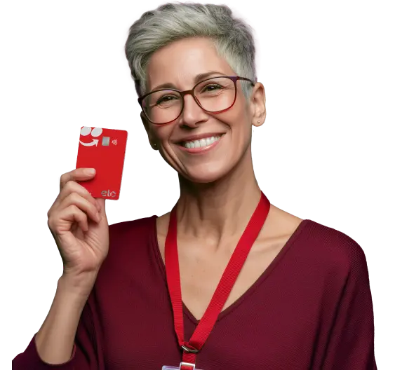 Uma mulher segurando o cartão do iFood Benefícios