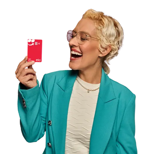 Uma mulher segurando o cartão do iFood Benefícios