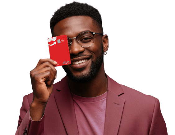 Homem segurando o cartão do iFood Benefícios